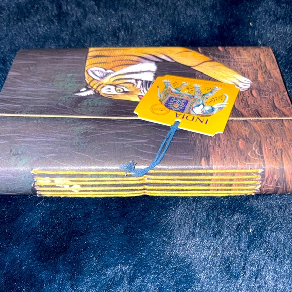 NWT- India Journal with a tiger image wrapped around the entire book w/ button - Picture 3 of 12